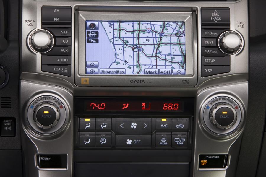  Toyota 4Runner 2010 года  (фото 40 из 84)